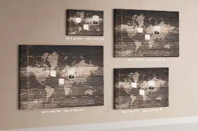 Korkowa mapa świata na drewnie