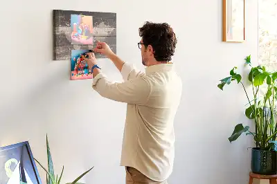 Korkowa mapa świata na drewnie