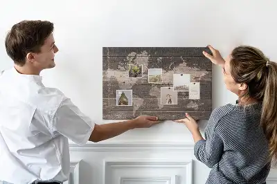 Korkowa mapa świata na drewnie