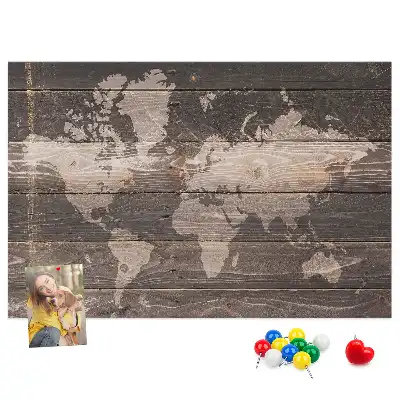 Korkowa mapa świata na drewnie