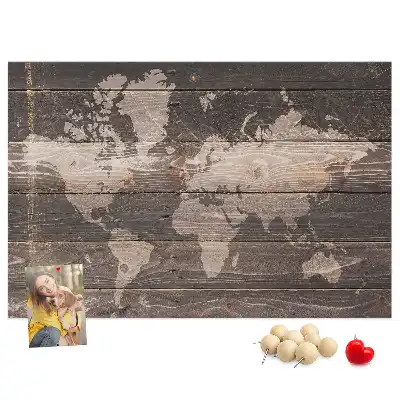 Korkowa mapa świata na drewnie