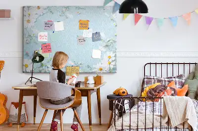 Tablica korkowa w kwiatowej ramie
