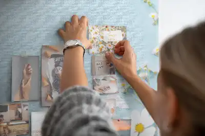 Tablica korkowa w kwiatowej ramie
