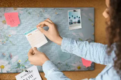 Tablica korkowa w kwiatowej ramie