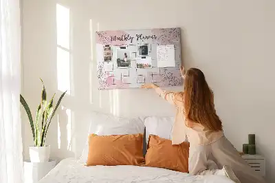 Korkowa tablica planera miesięcznego w kolorze różowym