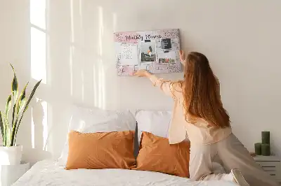 Korkowa tablica planera miesięcznego w kolorze różowym
