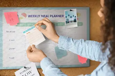 Ozdobna tablica korkowa do kuchni jako organizer menu