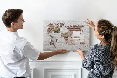Tablica korkowa z industrialnym zarysem świata