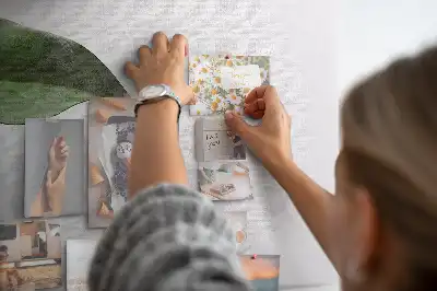 Tablica korkowa z motywem abstrakcyjnych liści