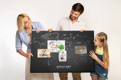 Tablica korkowa z mapą podziału politycznego świata