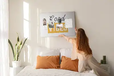 Tablica korkowa z nadrukiem inspirującego zdania