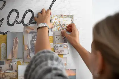 Tablica korkowa z nadrukiem inspirującego zdania