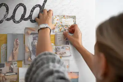 Tablica korkowa z nadrukiem inspirującego zdania