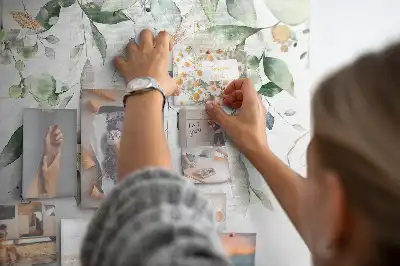 Korkowa tablica z motywem liści i roślin