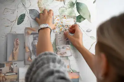 Korkowa tablica z motywem liści i roślin