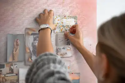 Ozdobna tablica korkowa w kolorze różowego marmuru
