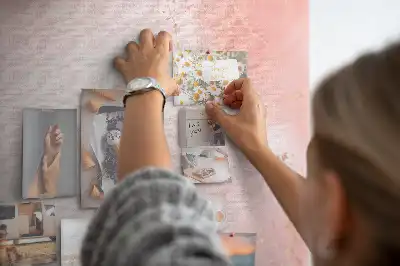 Ozdobna tablica korkowa w kolorze różowego marmuru