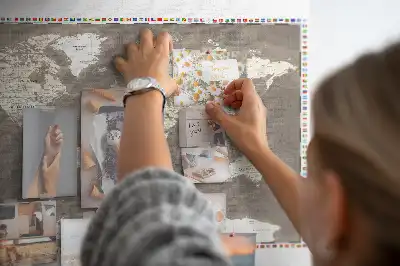Korkowa tablica z mapą świata w kolorze brązowym