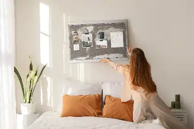 Korkowa tablica z mapą świata w kolorze brązowym