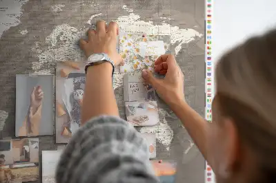 Korkowa tablica z mapą świata w kolorze brązowym