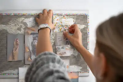 Korkowa tablica z mapą świata w kolorze brązowym