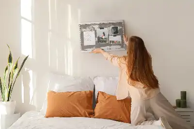 Korkowa tablica z mapą świata w kolorze brązowym