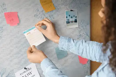 Korkowa tablica z motywem szkicu roślin