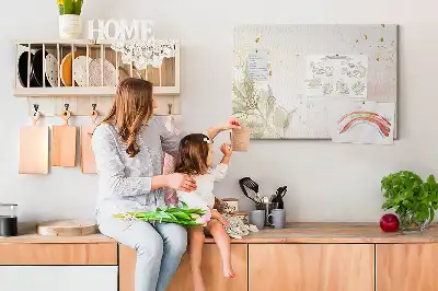 Tablica korkowa ze złotą grafiką liniową