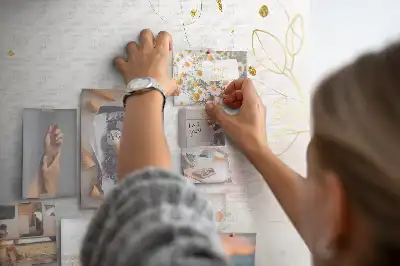 Tablica korkowa ze złotą grafiką liniową