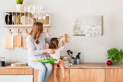 Tablica korkowa ze złotą grafiką liniową
