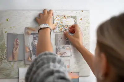 Tablica korkowa ze złotą grafiką liniową