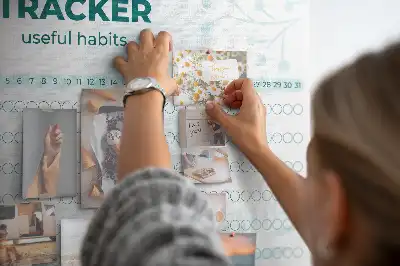 Tablica korkowa dla dzieci z planerem nawyków
