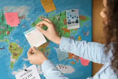 Tablica korkowa dla dzieci z mapą w stylu kreskówkowym