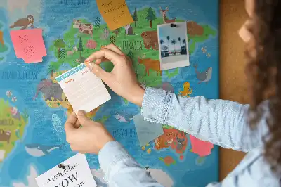Tablica korkowa dla dzieci z mapą w stylu kreskówkowym
