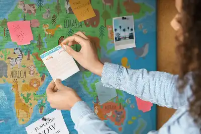 Tablica korkowa dla dzieci z mapą w stylu kreskówkowym