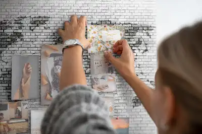 Tablica korkowa dla dzieci z motywem świata w kolorze ceglastym