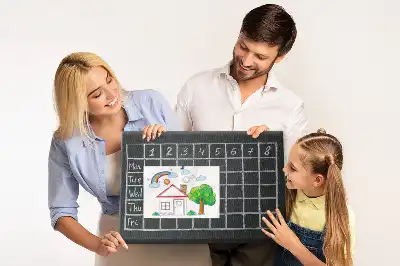 Korkowa tablica edukacyjna z harmonogramem lekcji dla dziecka