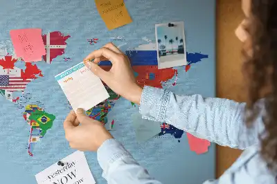 Tablica korkowa dla dzieci z mapą krajów i sztandarami