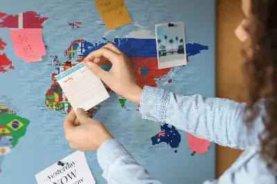 Tablica korkowa dla dzieci z mapą krajów i sztandarami