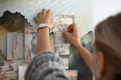 Ozdobna tablica korkowa z motywem abstrakcyjnej panoramy natury