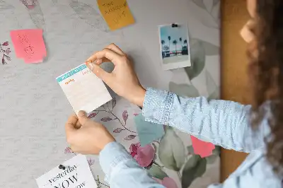 Tablica korkowa dla dzieci z motywem kwiatowej ramki