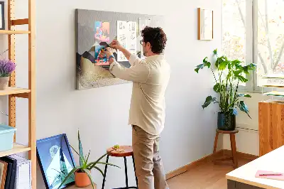 Tablica korkowa z abstrakcyjnym motywem gór