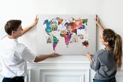 Korkowa mapa świata z motywem trójkątów