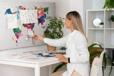 Korkowa mapa świata z motywem trójkątów
