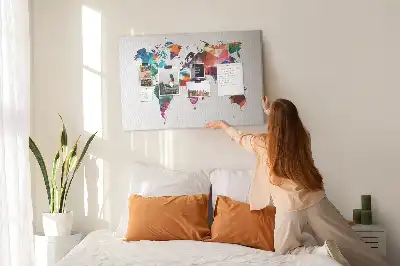 Korkowa mapa świata z motywem trójkątów