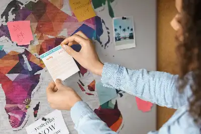 Korkowa mapa świata z motywem trójkątów
