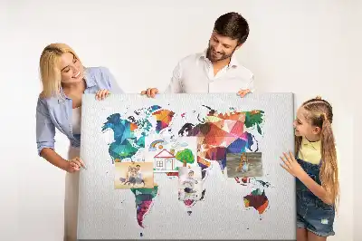Korkowa mapa świata z motywem trójkątów