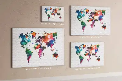 Korkowa mapa świata z motywem trójkątów