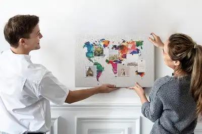 Korkowa mapa świata z motywem trójkątów