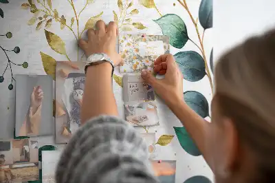 Tablica korkowa dla dzieci z wzorem liści roślin